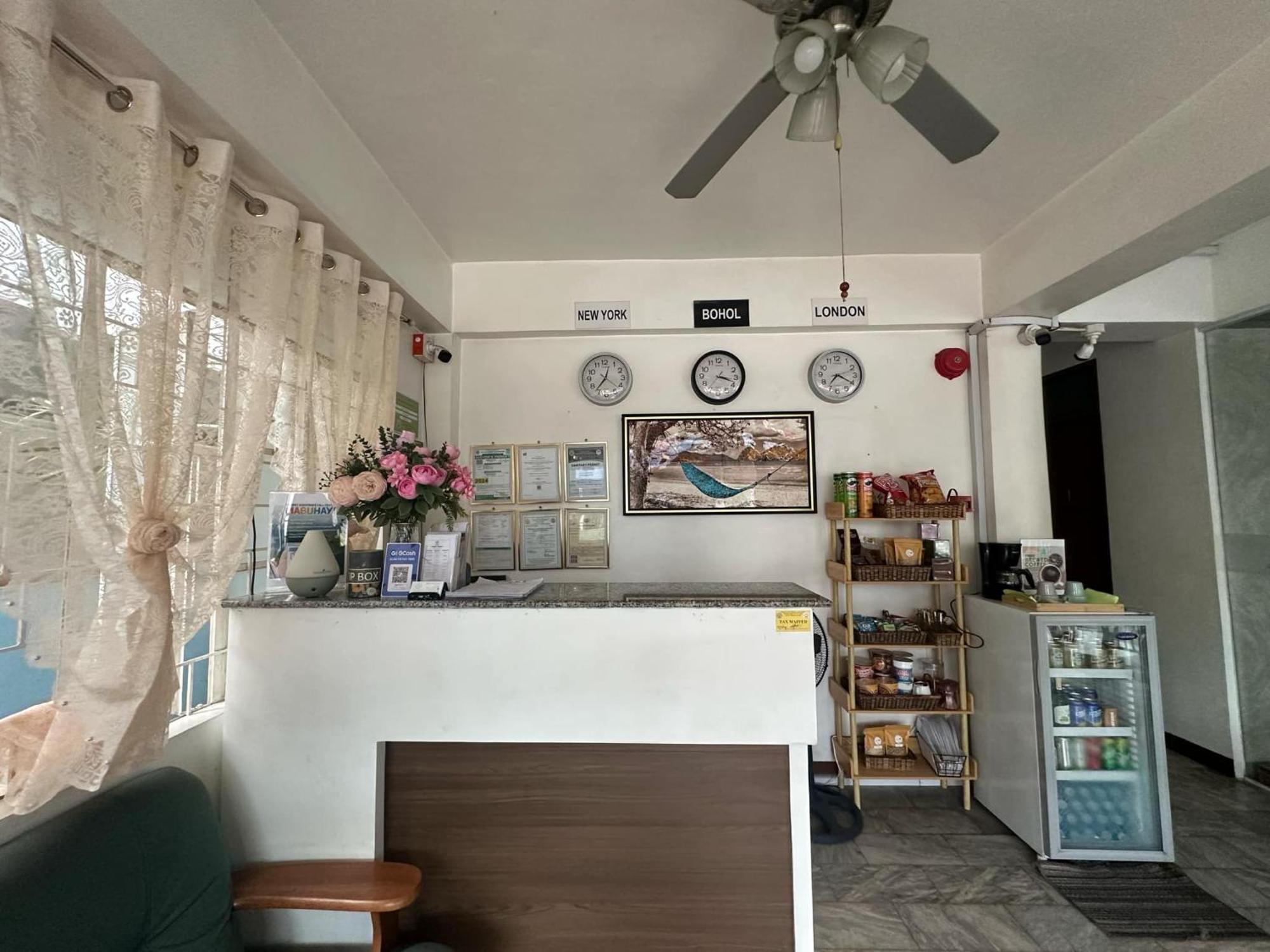 Brielles Travellers Inn Тагбиларан Экстерьер фото